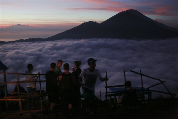 Туристы встречают рассвет на вулкане Батур